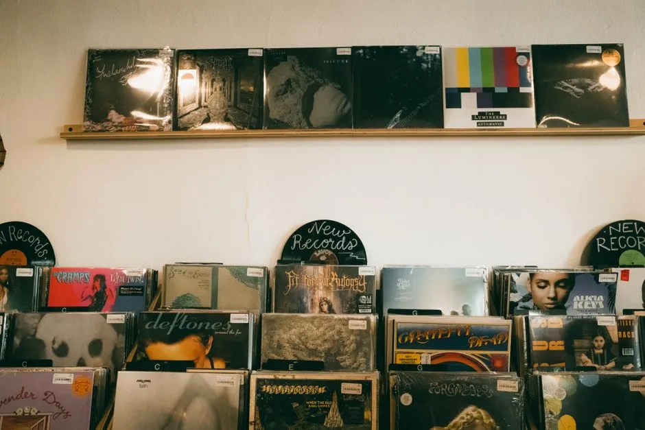 Mono vs. Stereo Records: What Changes?